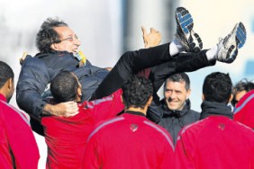 Paco Seirul-lo "manteado" Jugadores Bara - www.entrenamientodeportivo.org